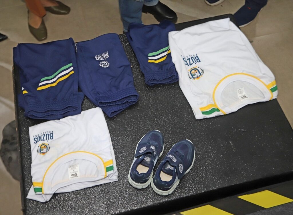 Câmara aprova requerimento solicitando informações sobre distribuição de uniformes e materiais escolares