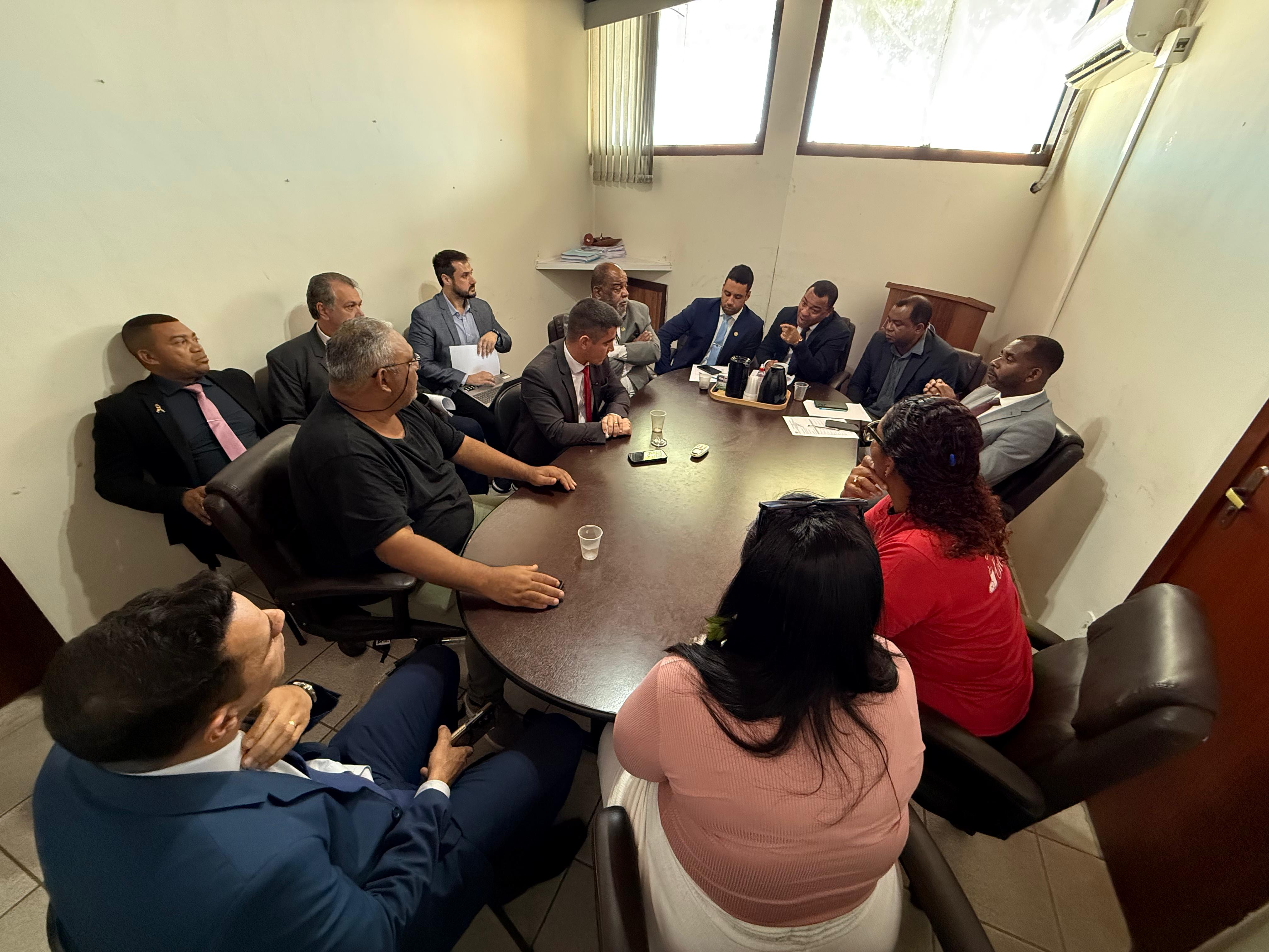 Câmara de Búzios recebe trabalhadores de João Fernandes e João Fernandinho