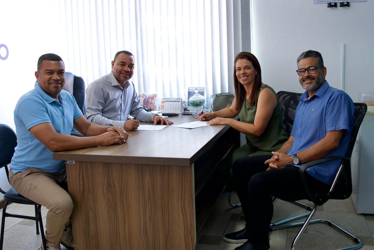 Pastora Cris assina termo de posse na Câmara de Búzios