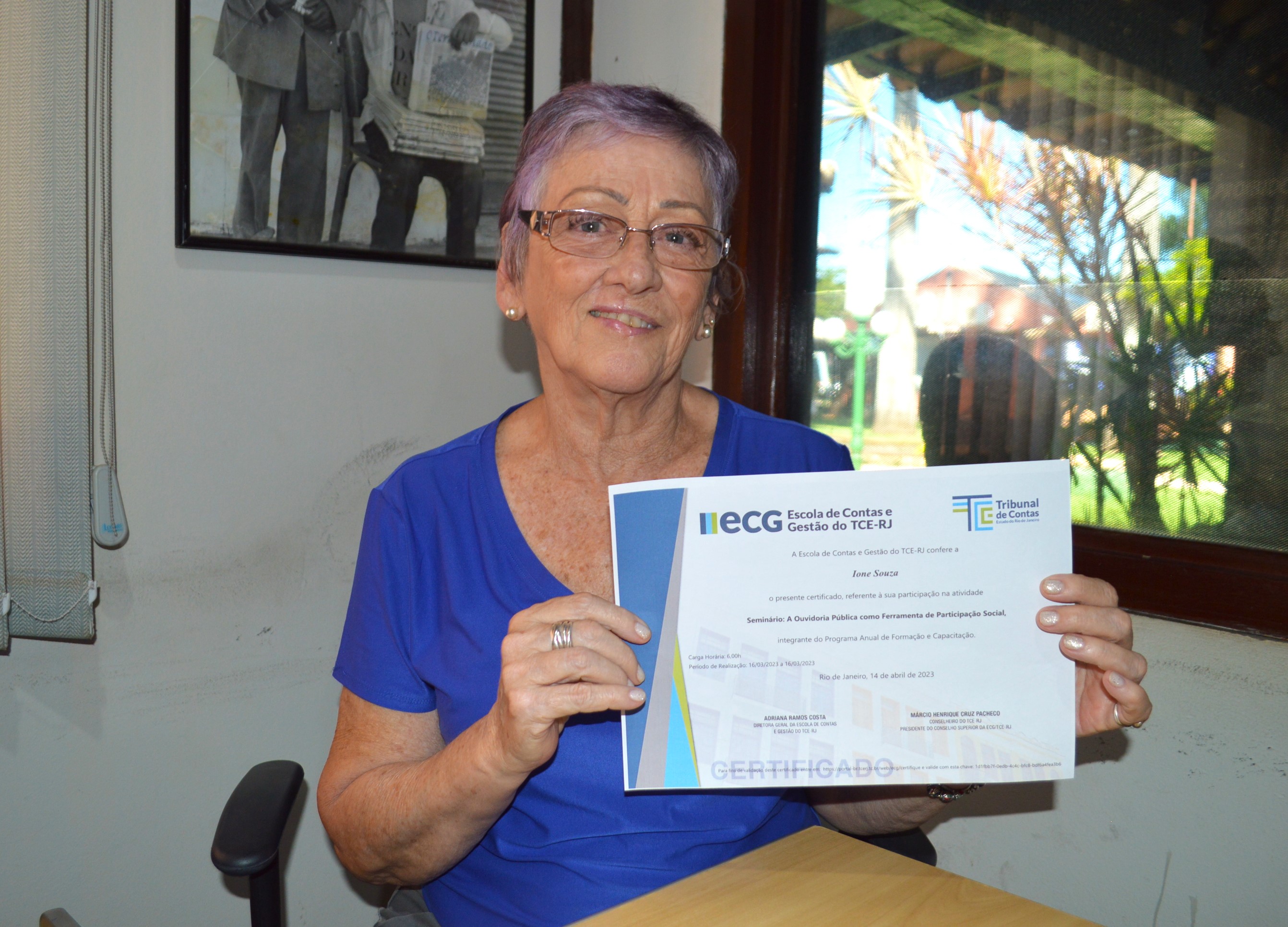 Servidora da Câmara de Búzios recebe certificado do Seminário sobre Ouvidoria nos Órgãos Públicos