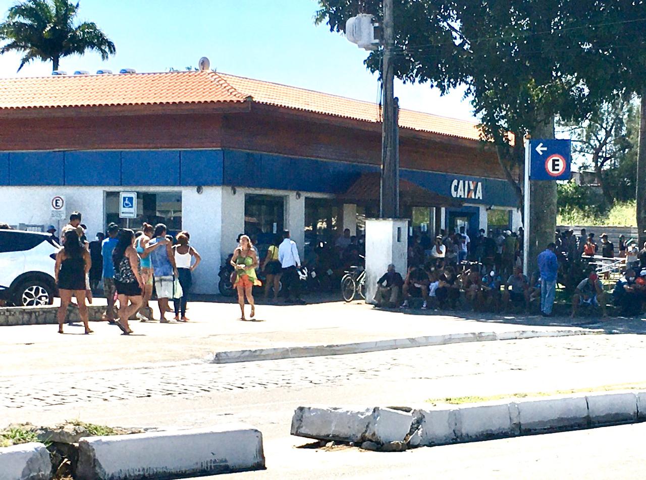 Vereador Pede Instalação de Tendas e Cadeiras em frente à Agência da Caixa 