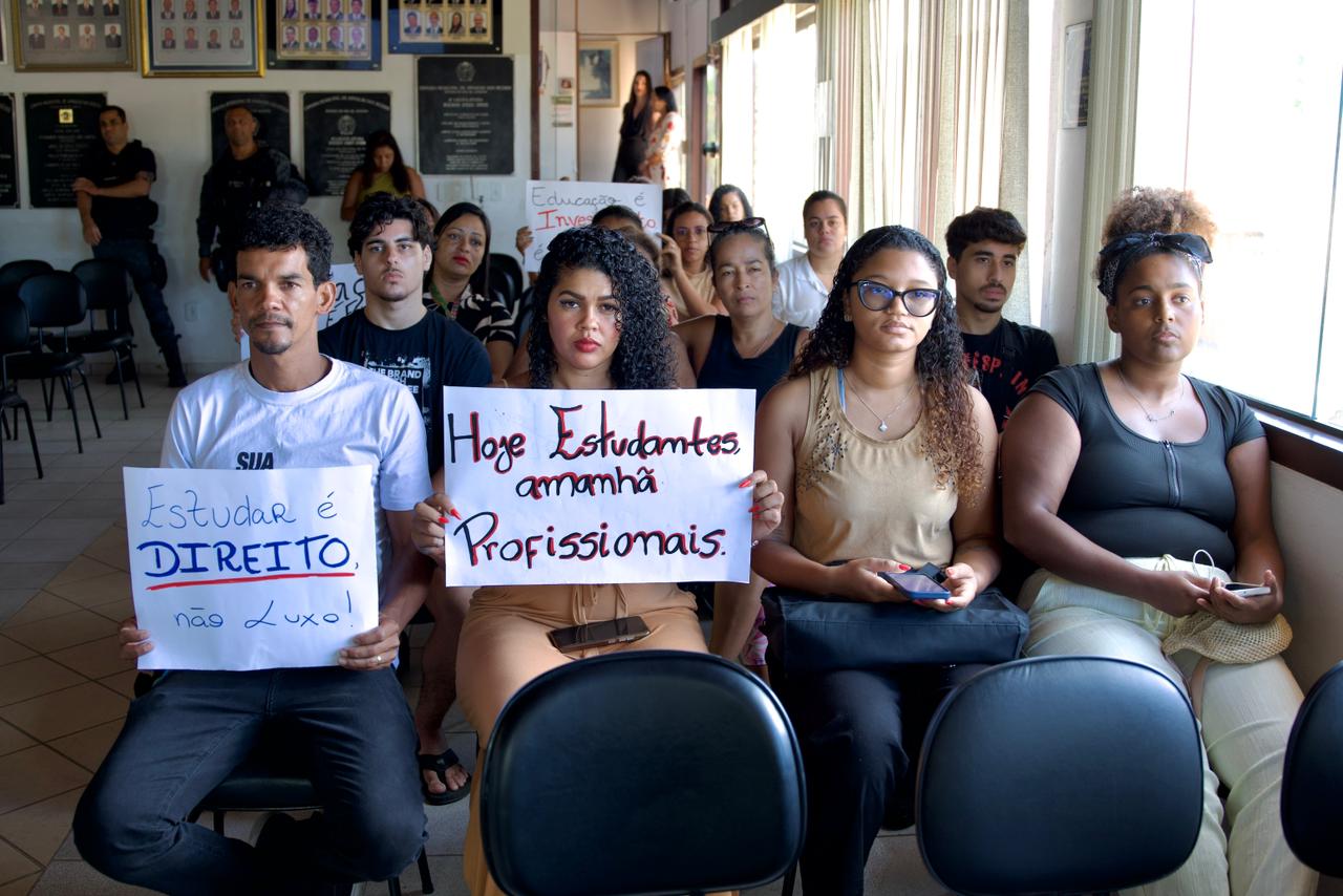 Estudantes universitários estiveram presentes na Câmara de Búzios para tratar do "UNIBÚZIOS"